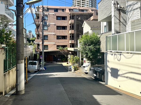 マンション前の通り