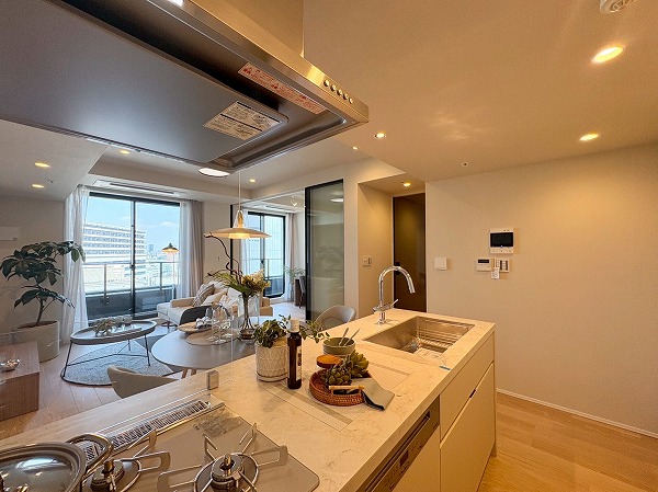 テラス渋谷美竹_窓が大きいリビングダイニングキッチンの写真2