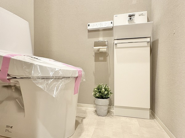 クレッセント千歳船橋 in TASTE_トイレの写真 独立タイプのトイレは淡い色味でまとめられており清潔感あふれる内装。横に手洗い場があるため、すぐに手を洗うことができて衛生的ですよね。上部にはトイレットペーパーや清掃用品を収納できる棚が設置されていました。