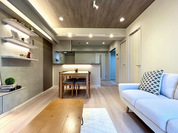 朝日シティパリオ高井戸_LDKの窓側から見た写真