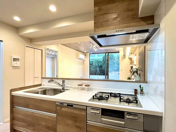 朝日シティパリオ高井戸_使い勝手の良い対面式キッチンの写真