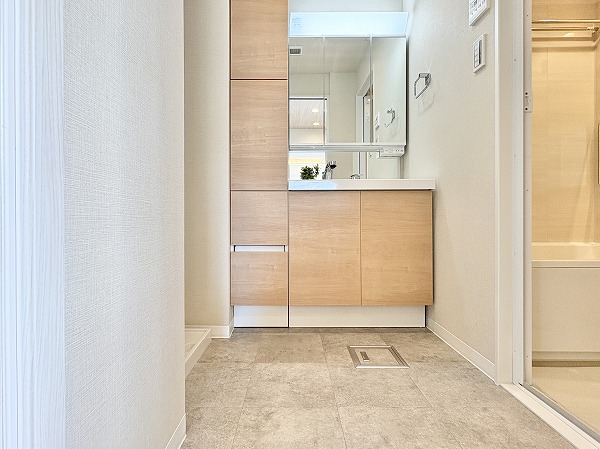 第15宮庭マンション_綺麗なパウダールームの写真 サニタリールームは独立洗面化粧台、バスルーム、洗濯機置き場が1つの場所にまとまっている動線の良さが嬉しいポイントです。洗面化粧台は3面タイプのミラーキャビネット式。鏡裏や洗面台横に収納があり、歯ブラシや石鹸などの小物からシャンプーや洗剤などのかさばるものまで綺麗に収まります。