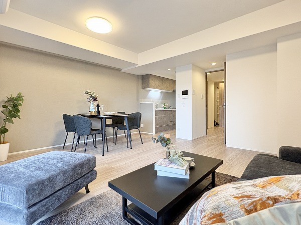 クレッセント千歳船橋 in TASTE_リビングダイニングキッチンの写真 専有面積70.92㎡、2階部分に位置する1SLDKのお部屋をご紹介します！2025年7月に新規リノベーションが完了しており、室内は新築のようにピカピカでした✨ペットの飼育が可能なので、大切なワンちゃんやネコちゃんと一緒に新生活を始められます。