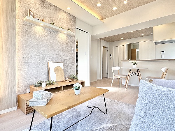 第15宮庭マンション_5階住戸の写真 専有面積45.10㎡、1人暮らしにおすすめの1LDKのお部屋をご紹介します◎天井とフローリングが木目調になっていて、お部屋全体が統一感のある印象を受けました。家具付きなので引越し後すぐに新生活を始められますよ。