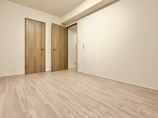 クレッセント千歳船橋 in TASTE_サービスルームの写真 サービスルームは約7.7帖とゆったりとした間取り。ウォークインクローゼットと収納棚が設けられており、書斎や趣味のお部屋としてお使いいただく場合でも大切な本やグッズをすっきりと整頓できそうです。