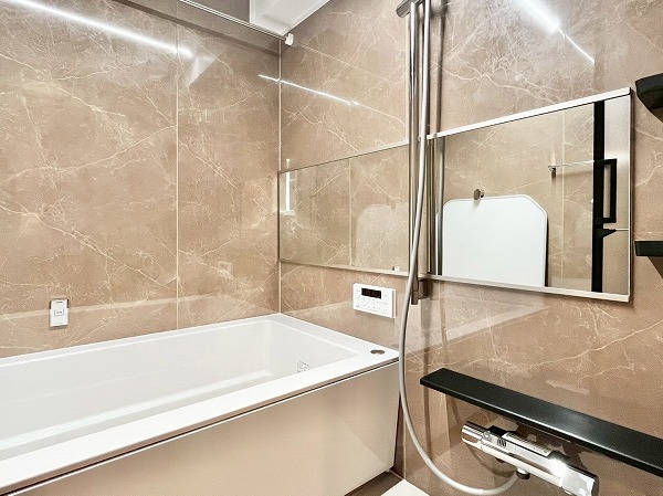 インペリアル広尾_ベージュ調のバスルームの写真