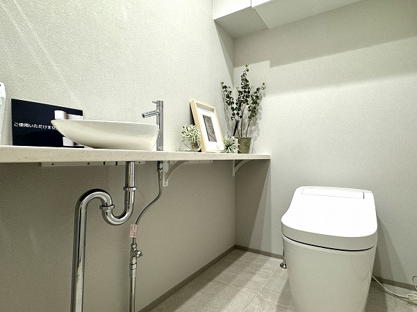 東京ツインパークスライトウィング_手洗いカウンター付きトイレの写真