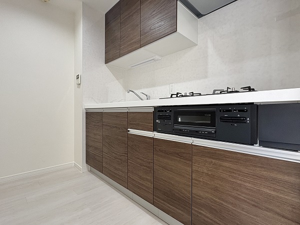 パルミナード森ヶ崎公園_収納豊富なキッチンの写真