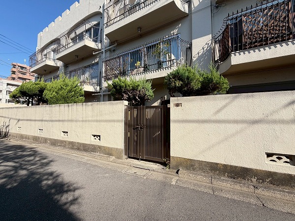 豊栄平町マンション 裏口