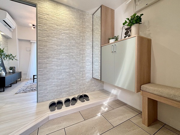 ジェイパーク文京白山_リノベーション済みの玄関の写真