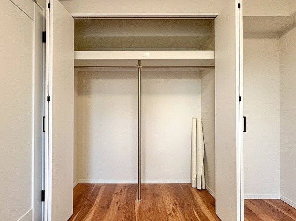 朝日ツイン目黒_洋室のクローゼットの写真