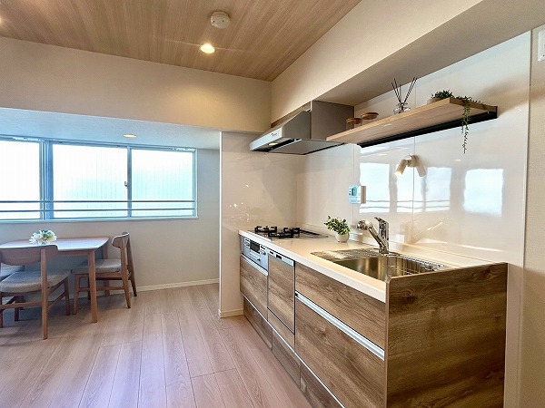 ライオンズマンション荻窪第2_木目調のお洒落なキッチンの写真