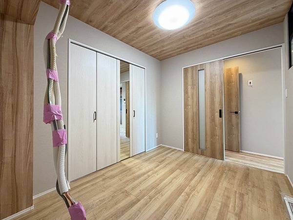 サングリア中目黒_洋室の写真 玄関を上がって最初のお部屋は、おおよそ5.6帖の洋室です。大容量のクローゼットには、季節もののコートやかさばりやすいダウンジャケットなども綺麗に保管可能♪