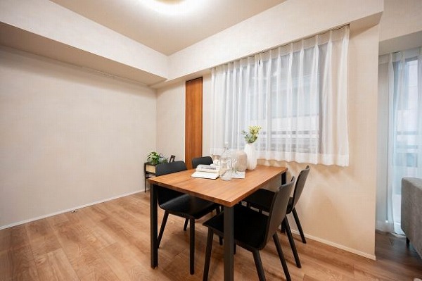 ブランズ明石町_木目調のリビングダイニングキッチンの写真