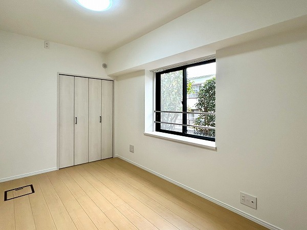 ライフアップ高井戸_クローゼットの付いている約5.5帖の洋室の写真