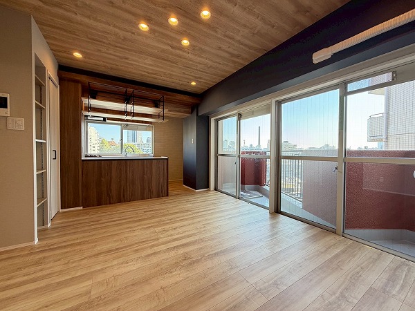 サングリア中目黒_リビングの写真 新規内装リノベーションが完了した居室内は隅々までピカピカ。収納と生活動線にこだわった機能的な間取りです。9階部分×南東向き×角部屋という好条件な部屋につき、1年中快適にお過ごしいただけます。