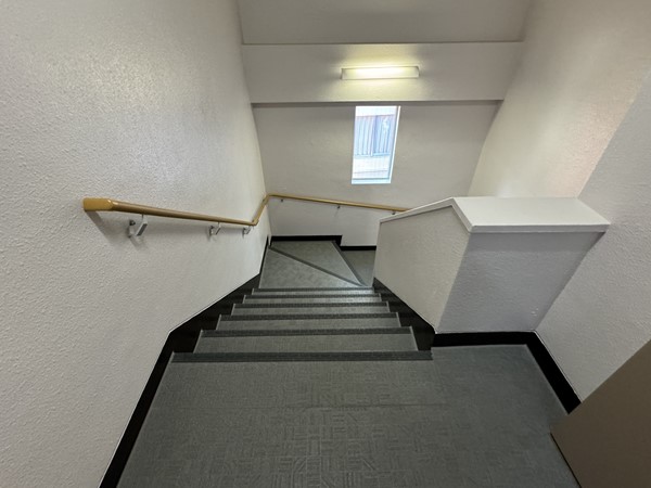 日興パレス恵比寿　内階段