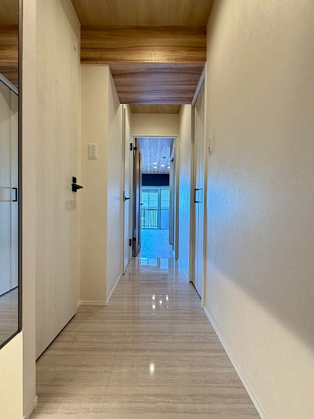 サングリア中目黒_玄関の写真 白を基調としたクロスがスタイリッシュな雰囲気の玄関。備え付けのシューズボックスはトールタイプで大容量です。一部姿見が備わっているので、外出前の身だしなみチェックもバッチリ◎