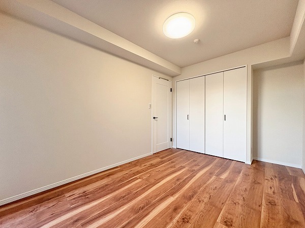 朝日ツイン目黒_木目が映える洋室の写真