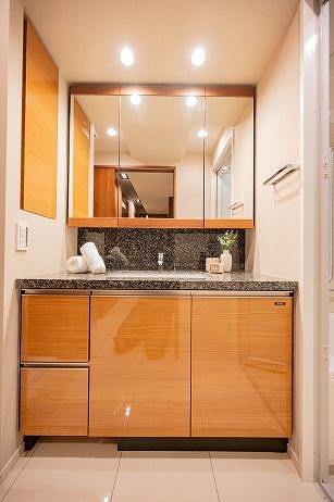 ブランズ明石町_3面鏡の洗面化粧台の写真