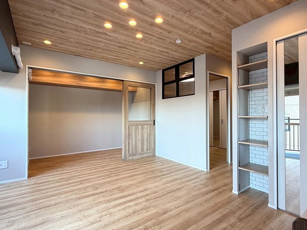 サングリア中目黒_リビングダイニングキッチンの写真 メインとなるのは、約11.0帖のリビングダイニングキッチン。木の温もりを感じられるシンプルな内装デザインで、季節に合わせたインテリアをお楽しみいただけそう♡