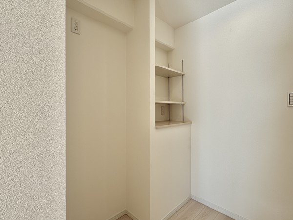 朝日白金台マンション_冷蔵庫置き場とカウンターの写真