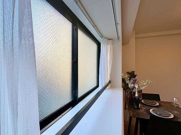 松濤ホームズ_リビングの窓の写真