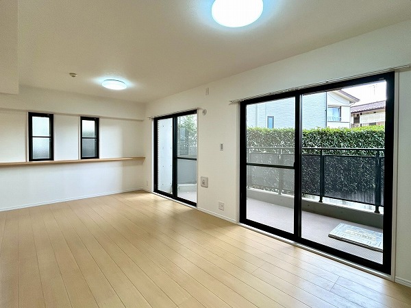 ライフアップ高井戸_大きな窓が付いているリビングダイニングの写真