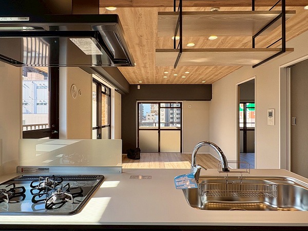 ライオンズマンション西蒲田_キッチンの写真 このお部屋の最大の魅力はリビング・ダイニングが見渡せるペニンシュラ型キッチン！調理スペースはコンロ右横と、キッチン背面にある広々としたスペースで料理もはかどります。キッチンから家族の団らんに参加することができるのはうれしいポイントですね。