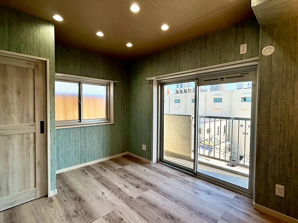 大久保ローヤルコーポ_木目が映える洋室の写真