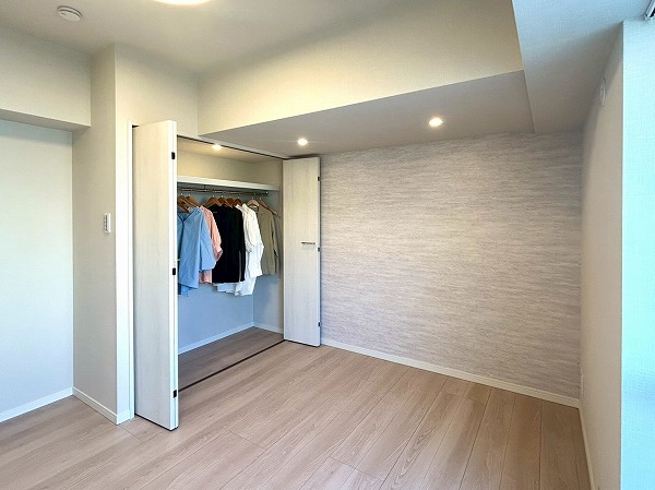 ライオンズマンション荻窪第2_クローゼット付きの約5.4帖の洋室の写真