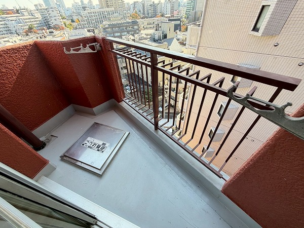 サングリア中目黒_バルコニーの写真 南向きに広がるバルコニーは陽当たり＆風通し良好。衣類はもちろん、シーツやカーペット類もよく乾きそう。高層階につき見晴らしが良く、開放感溢れる眺望をお楽しみいただけます♪