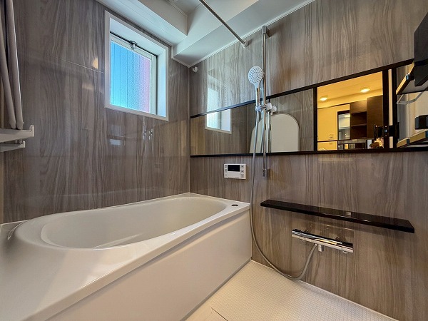 サングリア中目黒_バスルームの写真 サニタリールームには洗面台・洗濯機置き場・バスルームが集結しています。広々としたバスルームには、快適なご入浴に欠かせない追焚き機能＆浴室乾燥機を搭載。換気用の窓も備わっています。