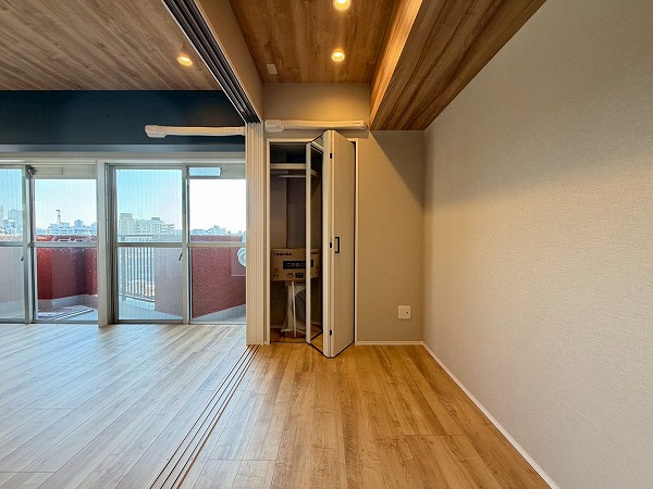 サングリア中目黒_寝室の写真 リビングのお隣には、約3.0帖の洋室が併設されています。こぢんまりとしたお部屋ですが、シングルベッドは置けるサイズ感。スライド扉を開けてリビングとの仕切りをなくすことで、より広々と感じられました。