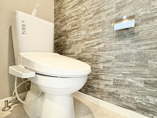 アルム幡ヶ谷_清潔感のあるトイレの写真 ウッド調のアクセントクロスがオシャレな独立タイプのトイレ。手洗い一体型なので節水に取り組めるのが嬉しいポイントです。ウォシュレットが付いているので冬場も温かい便座に座ることができて快適✦