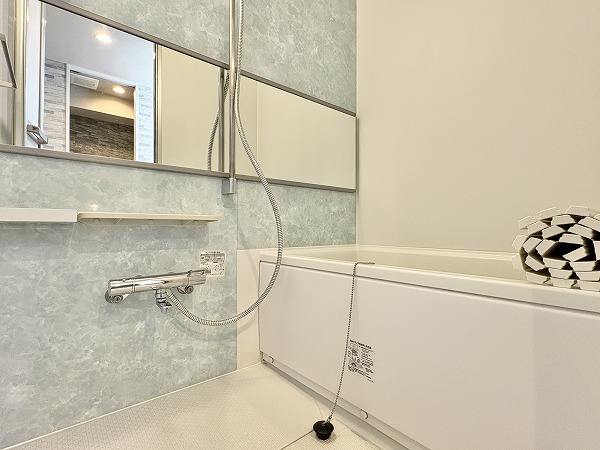 アルム幡ヶ谷_お洒落なバスルームの写真 バスルームはライトブルー×ホワイトのバスパネルから爽やかな印象を受けました。横にワイドなミラーが設置されており、空間に奥行きを感じられます。快適なご入浴に欠かせない追い焚き機能が搭載されているため、忙しい日でもワンタッチでお湯を温め直すことが可能♪