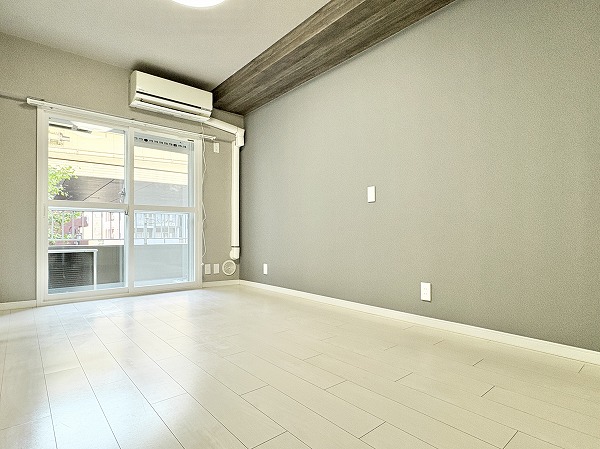 アルム幡ヶ谷_南向きの洋室の写真 南東向きのバルコニーからは柔らかな日が差し込み、大きなテラス窓を開けると心地の良い風が吹く空間でした☀ペットの飼育が可能なので、大切なご家族と日向ぼっこをしながらゆったりとくつろげます♡2025年に新規リフォームが実施されたピカピカなお部屋で新生活を始めてみませんか？