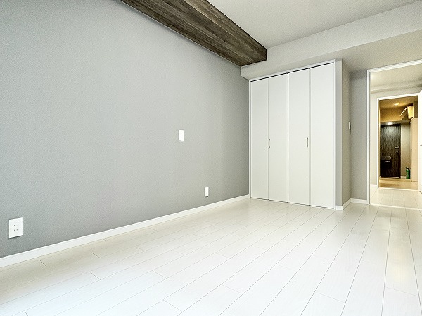 アルム幡ヶ谷_収納がある洋室の写真 今回ご紹介するのは専有面積約30㎡、1人暮らしにおすすめの1DKです。お部屋全体をスマートで落ち着きのある雰囲気へと変身させているのは、グレーのクロス。キッチンとの空間を完全に分けることができるため、洋室内に匂いや煙がこもらないのが嬉しいですよね。