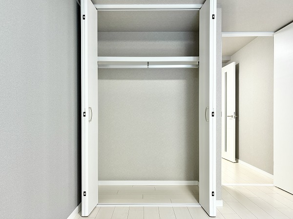 アルム幡ヶ谷_洋室にあるクローゼットの写真 洋室にはクローゼットが設置されていました。かさばりやすいダウンジャケットや丈の長いコートもシワを付けずに綺麗に保管することが出来ます◎上部の棚は、シーズンオフのお洋服やお布団を収納するのにピッタリ。
