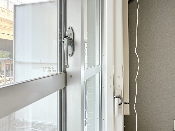 アルム幡ヶ谷_2重サッシの写真 洋室の窓は2重サッシ仕様となっています。交通量の多い甲州街道沿いですが、窓を閉めることで外の音がかなり軽減されていると感じました。防音性が高いだけではなく断熱性の向上も期待できるため、冷暖房の効率が良くなり光熱費の節約に繋がります。