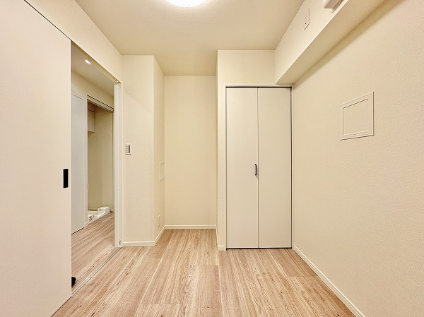 ライオンズプラザ池尻大橋_洋室の写真 約4.1帖の洋室は、天井の高さとコンパクトな間取りが相まって広々とした印象。シングルベッドに加えてデスクやチェストも余裕で置けるため、生活動線を妨げず快適に暮らせます。クローゼットも設置されているのでお荷物を整理整頓でき、シンプルで居心地の良い空間を実現◎