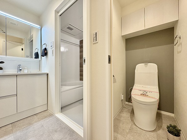 ライオンズプラザ池尻大橋_洗面スペースの写真 サニタリースペースは洗面台、洗濯機置場、トイレがまとまっており、家事の流れをスムーズにしてくれます。洗面台はミラーキャビネット付きで、スキンケア用品を整然と収納可能。明るく清潔な空間で、毎日の生活が快適になります。