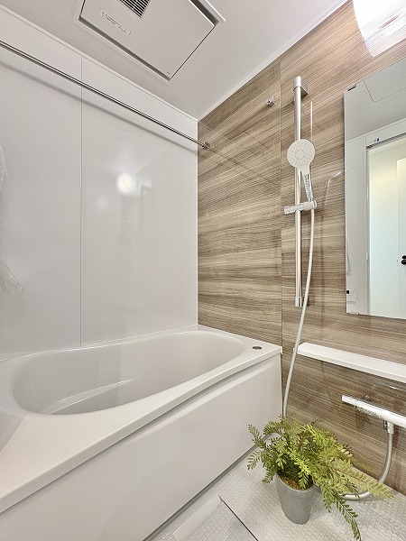 ライオンズプラザ池尻大橋_バスルームの写真 バスルームは木目の温もりを感じるデザイン。ミラー横のシャンプーラックで整理整頓しやすい造りに。快適な入浴に欠かせない追い焚き機能や浴室乾燥機を備えているので、時間や天候に左右されずリラックスした入浴が可能です。