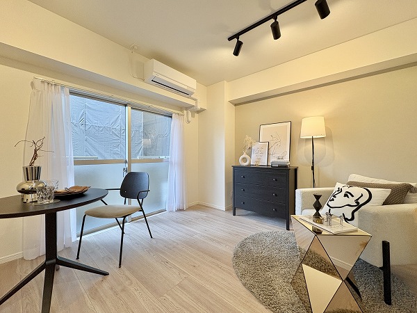 ライオンズプラザ池尻大橋_新規リノベーション物件の写真 専有面積36.40㎡の1LDKはシングルライフにぴったりのサイズ感。新規リノベーションにより内装は清潔感あふれる仕上がりで、白系を基調とした配色が部屋を明るく広々と見せています。天井の黒いシーリングライトがさりげないポイントになり、落ち着きとスタイリッシュさを兼ね備えた空間です。