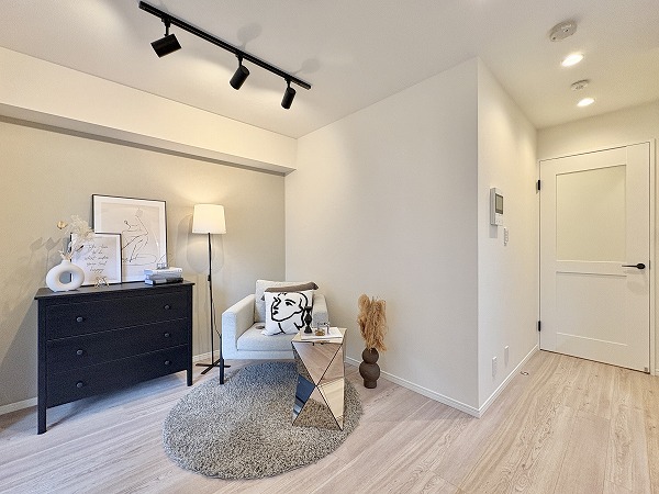 ライオンズプラザ池尻大橋_単身向け1LDKの写真 LDKはおよそ9.8帖、南向きの窓からたっぷりの自然光が注ぎ込み、昼間は照明いらずで過ごせます。ライトグレーのアクセントクロスが落ち着いた印象を与え、食事やリラックス時間が心地よく感じられるメインルームに仕上がっていますよ♪