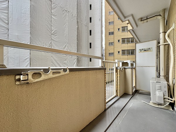 ライオンズプラザ池尻大橋_バルコニーの写真 5.02㎡の南向きバルコニーは、日当たり良好で風通しも抜群。洗濯物を干すスペースとしても十分な広さがあり、太陽の光で効率よく乾かせます。また、外の緑や空を感じながらくつろぐスペースとしても最適で、開放感のある暮らしを演出してくれそう☀