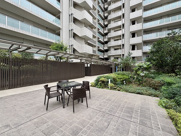 クラッシィハウス世田谷公園　1階屋外通路