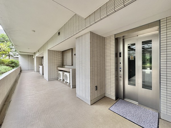 クラッシィハウス世田谷公園　エレベーターと外廊下