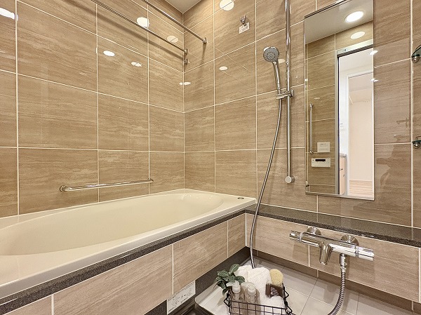 クラッシィハウス世田谷公園_木目調パネルのバスルームの写真 バスルームには落ち着きのある木目調パネルを採用。追い焚き機能でお湯をいつでも温め直せるため、忙しい時間帯でも快適に入浴できます。さらに浴室乾燥機も備えており、雨の日や梅雨時の洗濯もストレスフリーです。