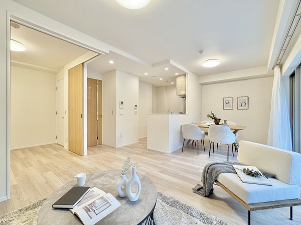 クラッシィハウス世田谷公園_メインルームの写真 1階に位置する専有面積72.51㎡の3LDKをご紹介します。ゆとりある間取りはファミリー層に最適で、リノベーションにより室内は新築同様の状態に✧壁や床のトーンを統一した明るく爽やかなデザインは、毎日を心地よく彩る空間です。